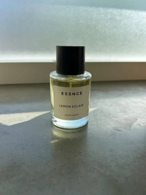 ESSNCE -  Lemon Eclair parfym (50ml)  - Lemon Eclair från Essnce, endast testad några fåtal gånger. 