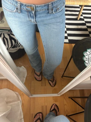 Levis jeans  - Säljer ett par ljusblå jeans från Levi’s med låg midja och raka ben. Har ett litet hål vid en av hällorna men inget som syns på. Hittar ingen storlek men skulle gissa på 36. 