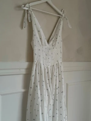 Gina Tricot tie dress  - Jättefin klänning från Gina Tricot med knyt i axlarna, helt ny🤍