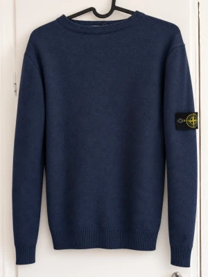 Stickad Stone Island tröja - Tjena, jag säljer en riktigt snygg och populär stickad Stone Island tröja😁 Den är i mycket bra skick och har inga fläckar eller skador☺️ Den är självklart äkta✅ Skicka om du har några frågor och kom gärna med rimliga bud😄