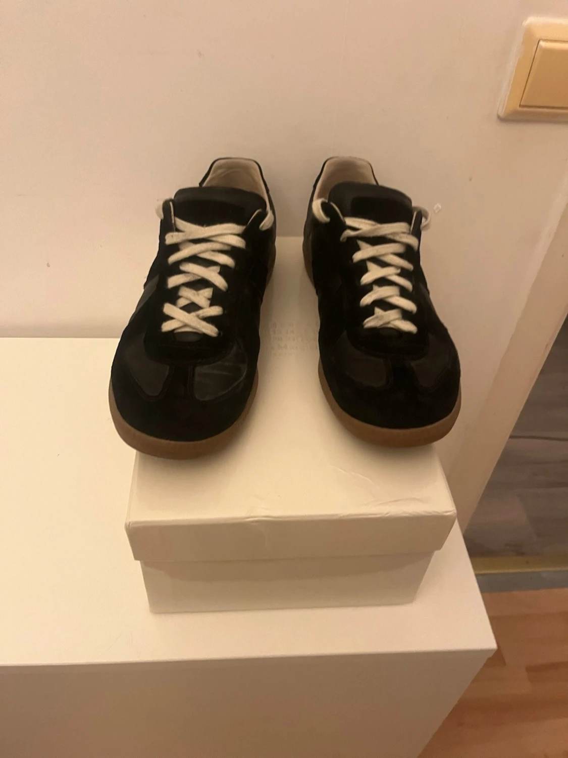 Svarta sneakers med vit sula - 1