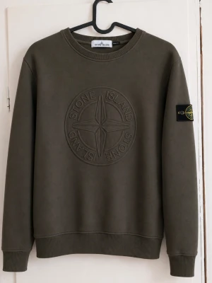 Stone Island tröja  - Tjena, jag säljer en riktigt snygg och populär Stone Island tröja😁 Den är i mycket bra skick och har inga fläckar eller skador☺️ Den är självklart äkta✅ Skicka om du har några frågor och kom gärna med rimliga bud😄