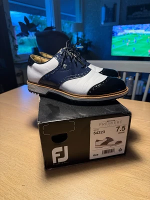 Footjoy Premiere Wilcox - Golfskor från FJ i modell Premiere Series Wilcox | Riktigt snygg modell som inte tillverkas längre | Storlek US 7.5, passar EU 41 | Nyskick! Endast använda 2 gånger! | Pris 1899kr | Hör av dig vid frågor eller funderingar!