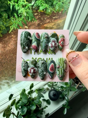 Pressons med fikon & cateye effekter  - Handgjorda av mig! Fikon,blommor, cateye effekt💗 Storlek S: 15,11,12,11,9 (mm) prepkit samt instruktioner ingår! Tveka inte o ställa några frågor ✨