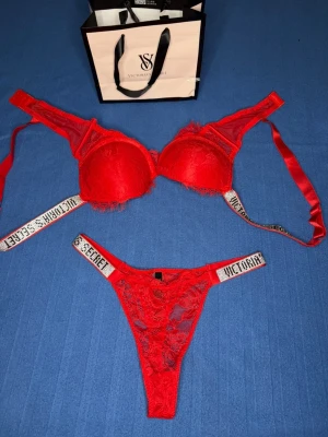 Victoria's Secret underkläder set  - Helt rena och oanvända. Bh:ns storlek är 75B och trosornas är M. Påsen är inkluderad.