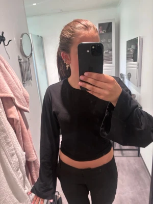 svart topp med knyt på ryggen.🖤 - säljer min svarta långärmade tröja som man kan knyta i bak med lite vida armar. tröjan är använd fåtal gånger och har inga skador osv.💘
