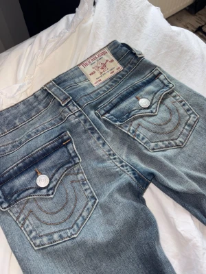 True Religion Jeans Low Rise - I modellen Joey Low Rise. Jeansen är bootcut och ursprungspriset är 1600kr. Använda endast en gång eftersom dom är för långa för mig!💕