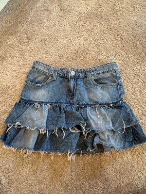Volang jeanskjol från Gina tricot - Storlek 164. Bra skick, priset kan diskuteras