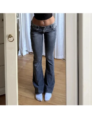Lågmidjade vintage jeans från Levi’s  - Säljer dessa sjukt snygga low waisted vintage jeans från Levis, bara använt 3 gånger så dem e som nya🌺 köptes för 800 kr, säljer för halva priset💕