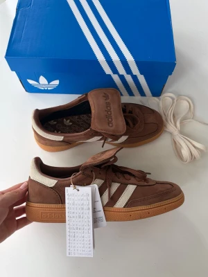 Adidas spezial sneakers - Snygga adidas handball spezial. Helt nya endast provade, säljer då de tyvärr är för stora. Box och vita snören medföljer 