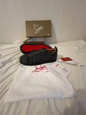 Loubs helt nya  - Helt nya Loubs boxen ingpe plus korten och påsen. Storlek 43 finns ochkså tillgänglig i färg svart.