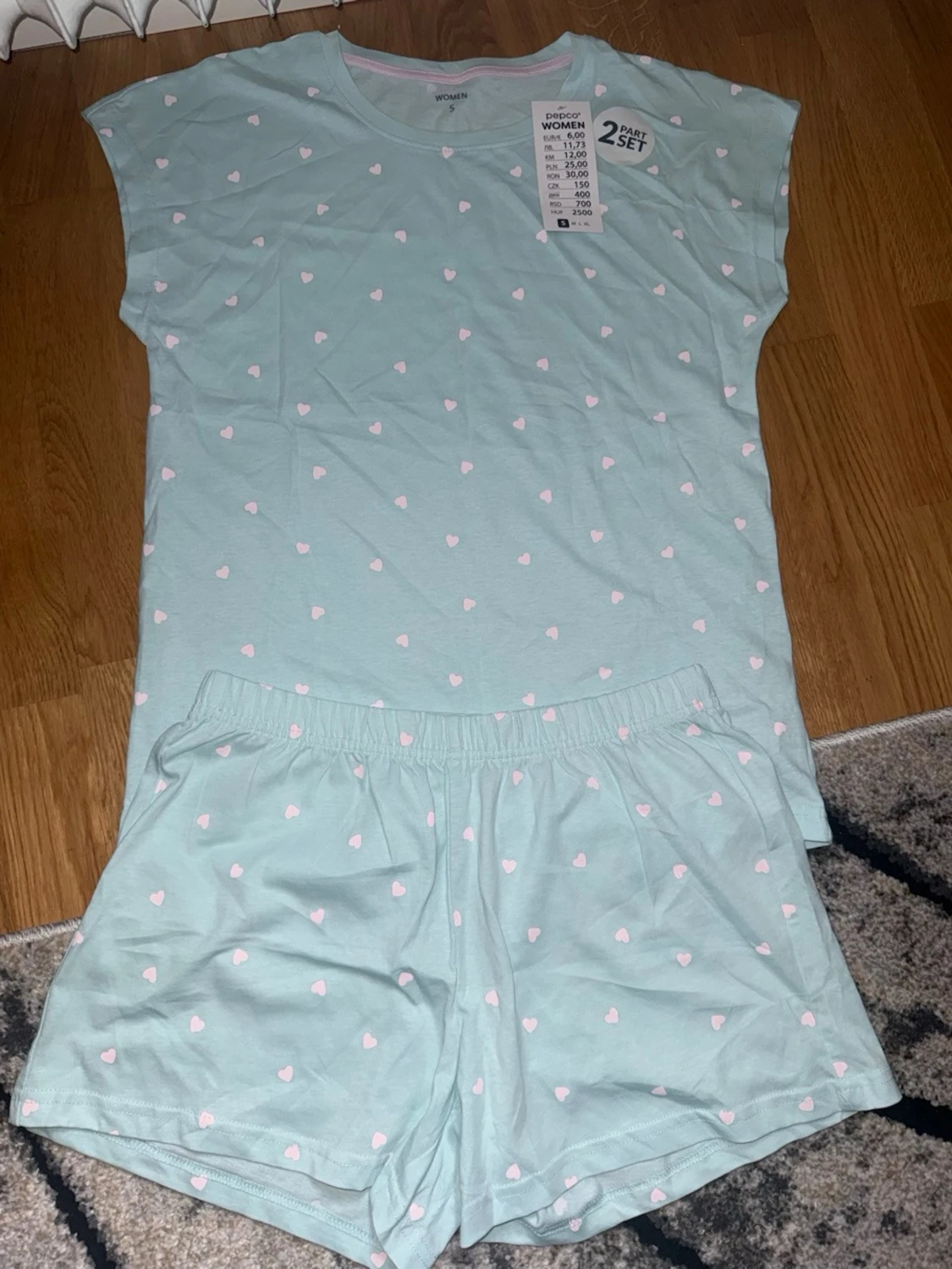 Mintgrön pyjamas med hjärtan 
