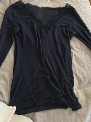marinblå intimissimi med spets💙 - en jättefin marinblå intimissimi tröja som jag säljer, ser smutsig ut på bilden men det är bara ljuset men kommer såklart tvätta plagget innan jag postar ifall nån skulle vara intresserad 💙 det är några små hål men inga som märks när den är på FÖRUTOM den jag tog bild på. Men om nån skulle vilja kan jag självklart sy igen hålet💙 kom gärna med prisförslag om ni skulle vilja det!