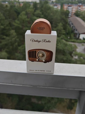 Lattafa vintage radio 80/100ml parfym - 80ml av 100ml kvar i flaskan. Pris kan diskuteras. Skicka ett meddelande om du har frågor.parfym för både kvinnor och män.