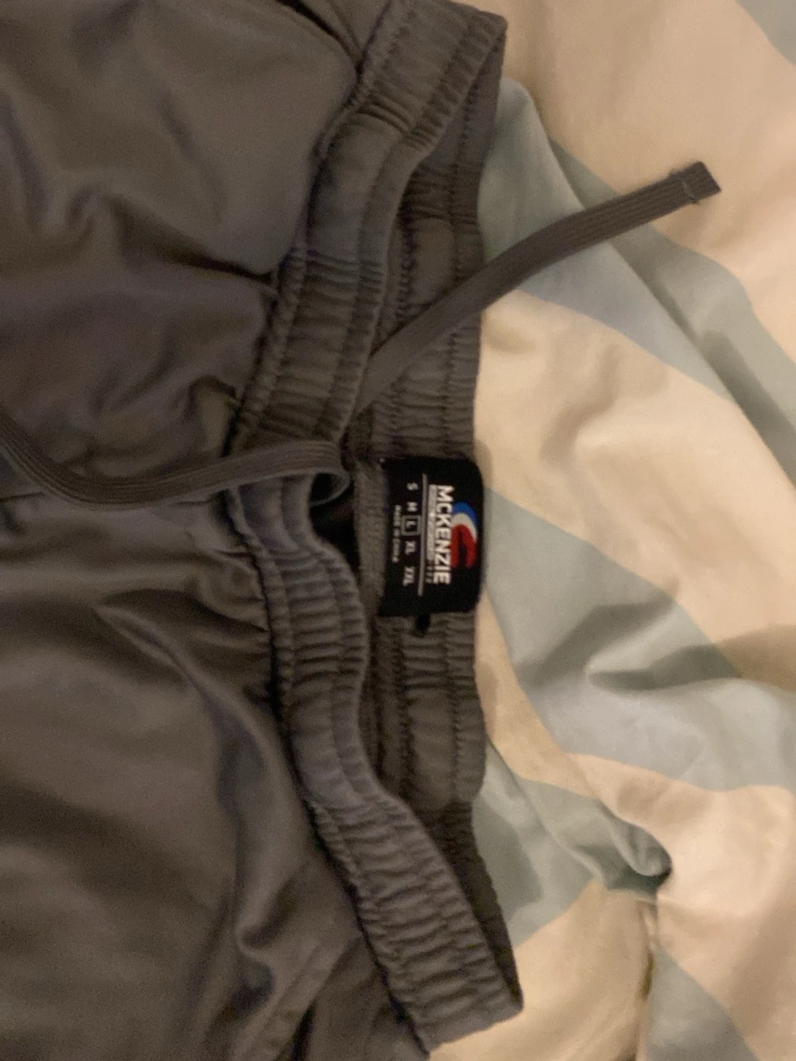 Grått loungewear-set från Mckenzie - 3
