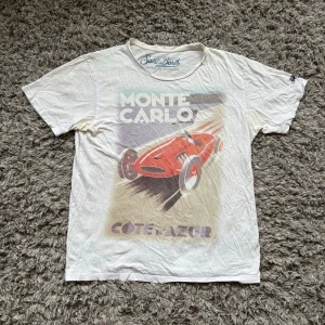 Mc2 saint Barth t shirt - Säljer denna feta saint barth t shirten!🤝Några tecken på användning ; Skick 8/10!🌟Nypris : 1499!🙌Hör gärna av er om ni har funderingar!✌️