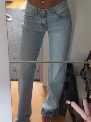 Ljusblåa jeans - Säljer dessa ljusblåa jeansen från Zara aldrig använda 