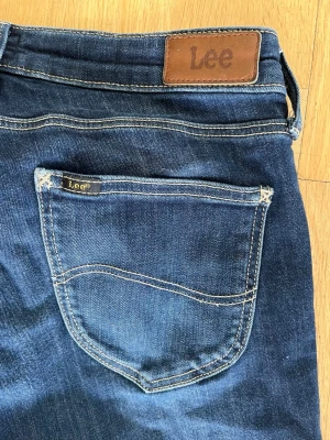 Jens Lee (29/31) modell Scarlett - Jeans i ok skick, se viss slitning på bild 5