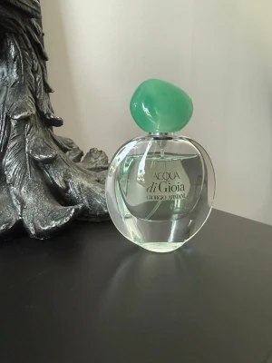 Acqua di Gioia parfym Giorgio Armani 30 ml - Fräsch parfym från Giorgio Armani, Acqua di Gioia. Flaskan är rundad och genomskinlig med ett elegant grönt lock. Doften är inspirerad av naturen och flaskan har en stilren design som känns lyxig och modern. Förvarats svalt och mörkt