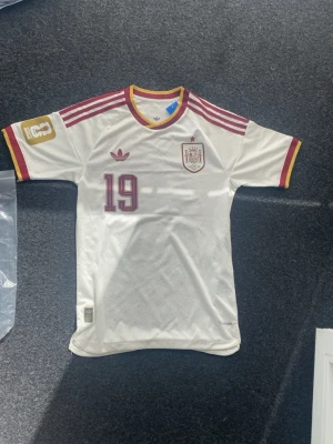 Spaniens bortaställ player version 2026  - Lamine Yamal på baksidan. Helt ny, har aldrig använts och kommer med original tags. Fraktar inom 24h 📦