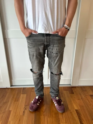 Svarta nudie jeans  - Säljer nu mina lean Dean black eyes ifrån nudie jeans då jag inte använt dem på ett bra tag. De är frekvent använda under 2,5 års tid vilket har gjort att färgen ändrats naturligt till en gråare nyans (tidigare svart), samt att väldigt snygga naturliga slitningar växt fram. Jeansen har små heel bites, men det märks inte av. Dessa typer av slitningar tar väldigt långt tid att växa fram, vilket gör att jeansen överlag är väldigt eftertraktade! Måtten på jeansen är W30/L30.