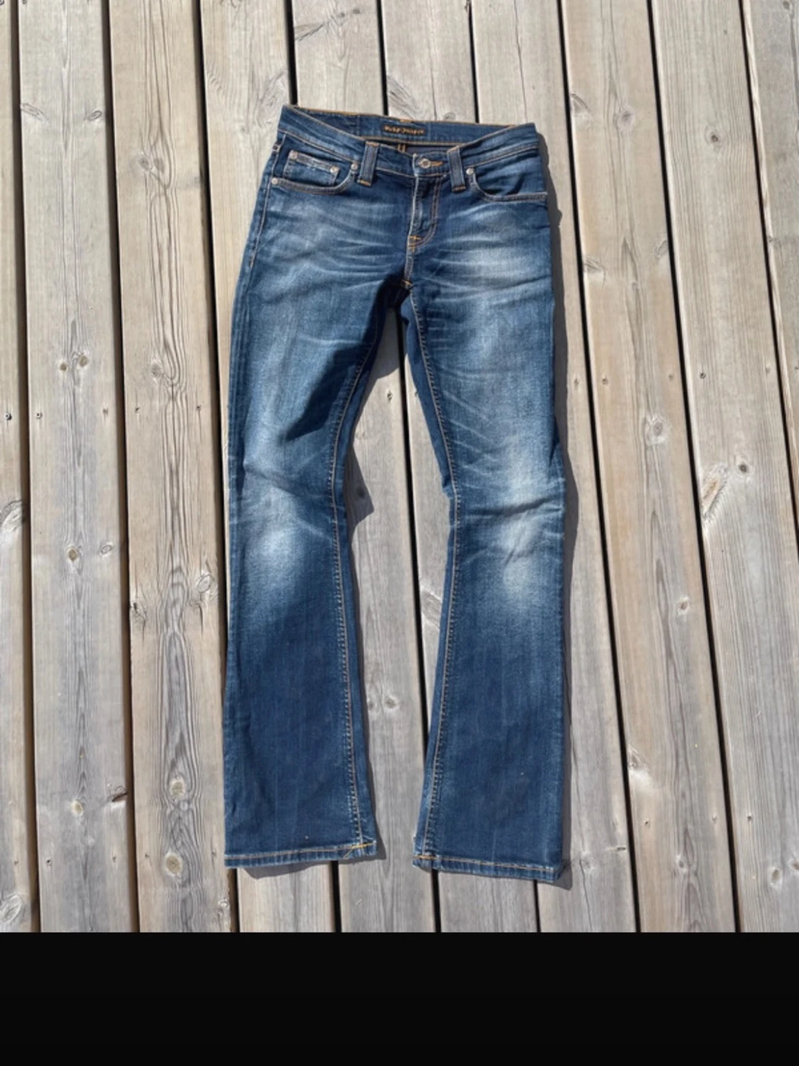 Blå bootcut jeans med kontrastsömmar - 2