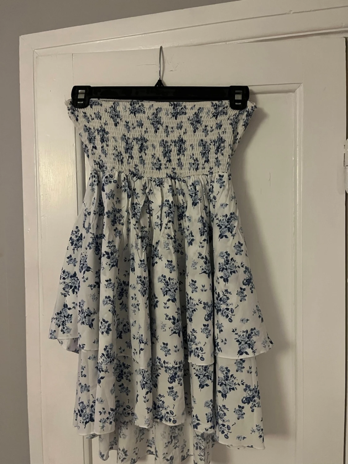 Vit blommig axelbandslös klänning - 1