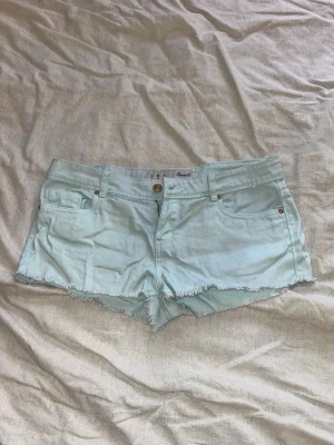 Turkosa shorts - Säljer mina turkosa jeansshorts då jag tyvärr upplever de för små för mig. Storlek 38, midjemått 42 cm, lågmidjade, superbra skick💞bara att höra av sig vid funderinfar