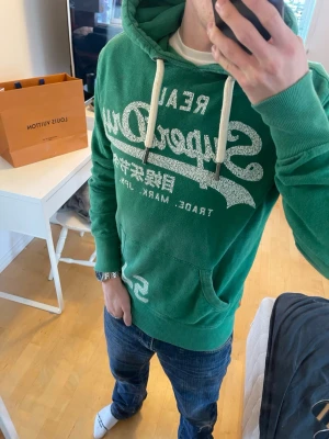 Vintage 2000s Superdry hoodie (Sällsynt) - Säljer nu denna sjukt snygga vintage 2000s hoodie från Superdry! Hoodien säljs ej längre och är mycket eftertraktad 😊 Passar perfekt till vinter och vår🙌 Skriv vid funderingar 📲🤝