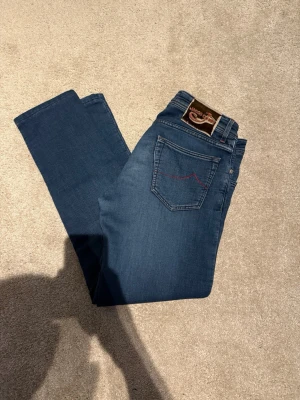  Jacob Cohen Jeans - Säljer ett par Jacob cohen jeans, jeansen är i toppen skick! Storlek W34 L32! 