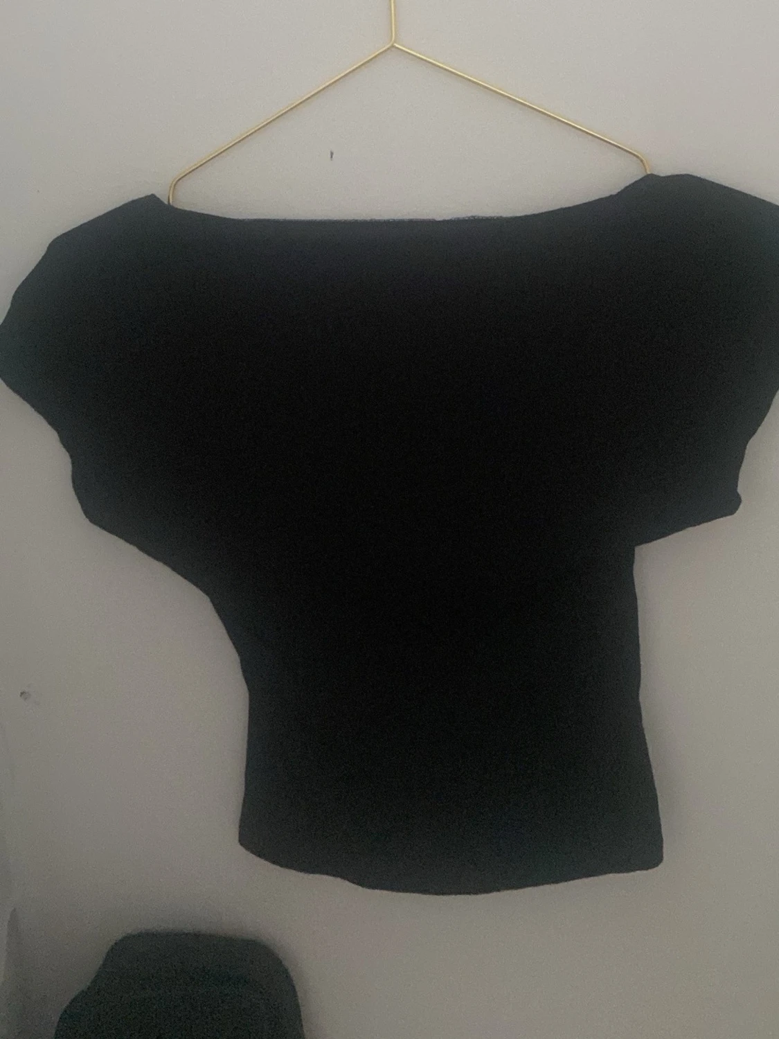 Svart offshoulder topp med öppen rygg