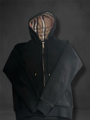 Svart zip burberry  - Hör av er vid fundering. 
