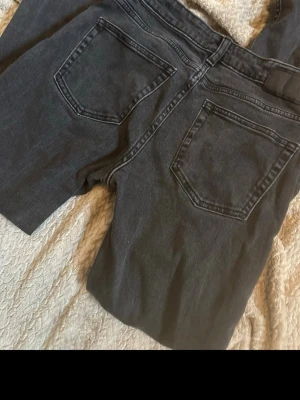  jeans - Säljer ett par jeans från lager 157 storlek S i short length.