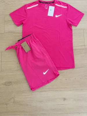 Träningsset med prislapp - Sökord: Träningsset, runningset, springset, träningskläder, gymkläder.