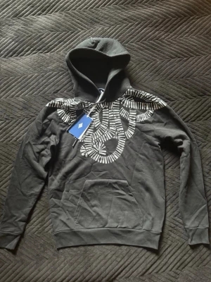Marcelo Burlon Hoodie - Helt ny Marcelo Burlon Hoodie! Den här än tvär fet Monogram Snake design. Den är svart och vit. 100% bomull av högsta kvalité. Storlek S. Butikspris 5000kr+! Skriv vid funderingar 😝