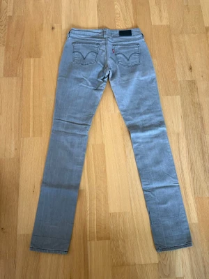 Levis jeans  - Ett par Levis jeans med sjukt fin tvätt och till ett riktigt fyndpris! Byxorna är i storlek 30/34 Och har innebens längd på 80cm och midja sida till sida på 36cm. Byxorna är i fint skick utan några konstigheter. Skulle det vara några frågor så skriv annars fritt fram att köpa! (Postar inom 24h)