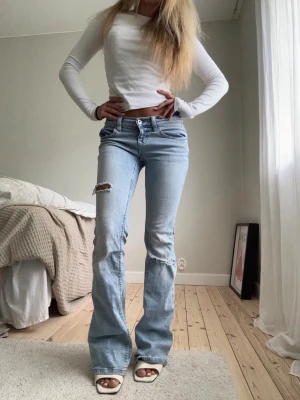 Lowwaist bootcut jeans Gina tricot  - Jeans från Gina, storlek 34. Skriv gärna privat vid intresse/frågor!🤗