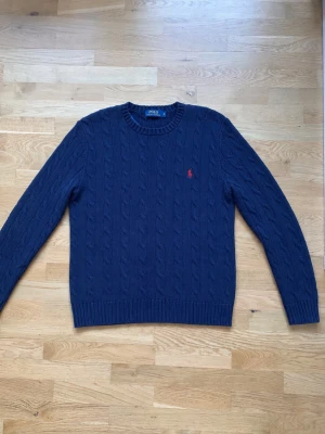 Marinblå stickad tröja Polo Ralph Lauren - Den är i mycket bra skick, nypris ca 1500-2000 jag säljer för 329. Skriv vid minsta frågan!