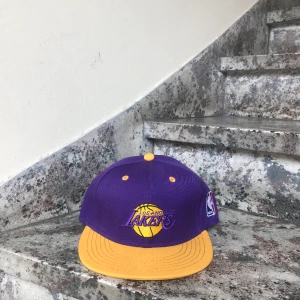 NBA Lakers keps  - NBA Lakers keps som är justerbar  💜💛 