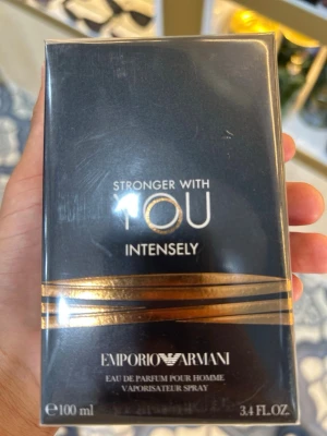 Emporio Armani Stronger With You Intensely - Emporio Armani Stronger With You Intensely är en parfym för honom i en elegant kläddstil.