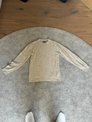 En beige stikad Hoodie   - Skön och och luftig 