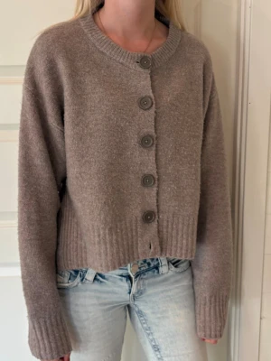 Brun cardigan från Lager157 - Storlek S. Bra skick, priset kan diskuteras