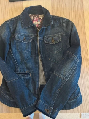 Vintage jeansjacka - Köpt secondhand, aldrig använd då den är för liten, passar xs-s