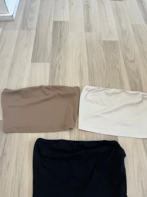 Tubtoppar  - 3 tubtoppar från Shein i storlek xs. Den vita och svarta har blivit använda en del, men inga fel på dom.   Postar mellan 1-3 dagar efter köp.  Hör gärna av dig om du har frågor eller vill ha fler bilder! 