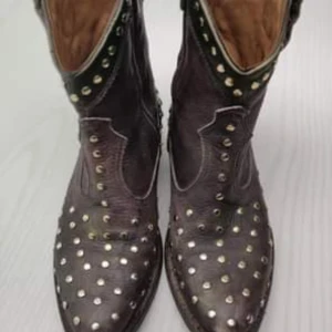 Snygga cowboy boots  stövletter stl 36 - Italienska super snygga  cowboy boots, stövletter stl 36 av äkta skinn  