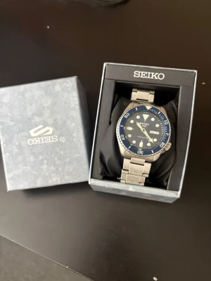 Seiko Klocka - Riktigt snygg Seiko klocka i färgen mörkblå😍 Skick 8,5/10 väl använd men fortfarande bra skick! Ingår även extra länk ifall man behöver ett större Stålband, Samt box ingår!🙌