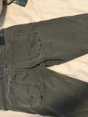 Grå jeans från replay  - Säljer mina replays jeans 36/32