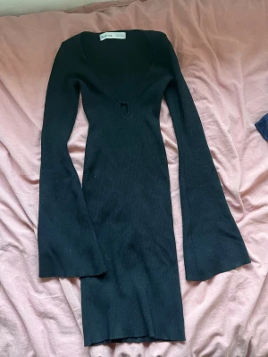 Svart klänning bershka - Snygg tajt klänning från bershka i storlek xs den är väldigt stretchig så passar min som brukar ha S