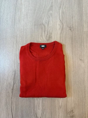 Röd stickad tröja från uniqlo - Snygg röd tröja från uniqlo🔴 tröjan är använd fåtal gånger och har inga defekter! Tröjan är storlek XL📐 Skriv vid funderingar!✅ frakta inom 24h🚚📦