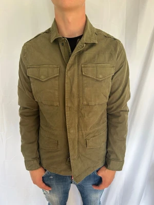 Field jacket/safari jacka  - Säljer denna tvär feta Field jacket perfekt inför hösten. Modellen är ca 180 cm lång och väger 73 kg. Tveka inte på att kontakta mig vid minsta fundering🙌